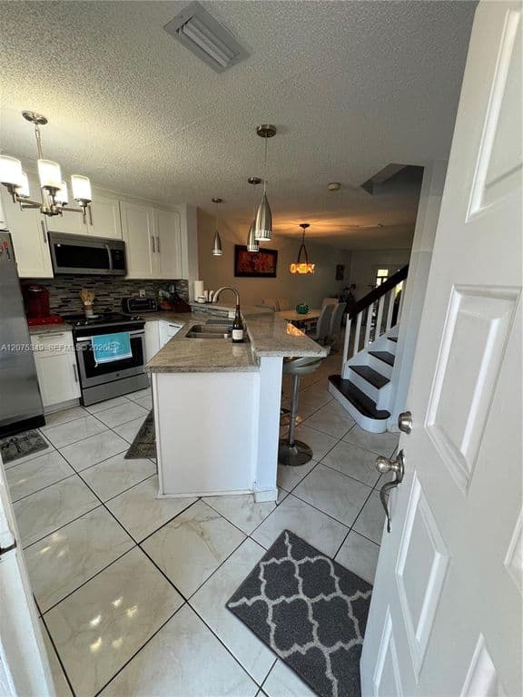 2+1 Mülk — 5214 NW 190th St