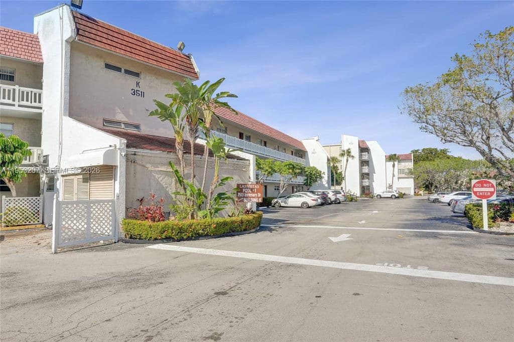 2-bedroom Condo — 3511 Inverrary Dr APT 107