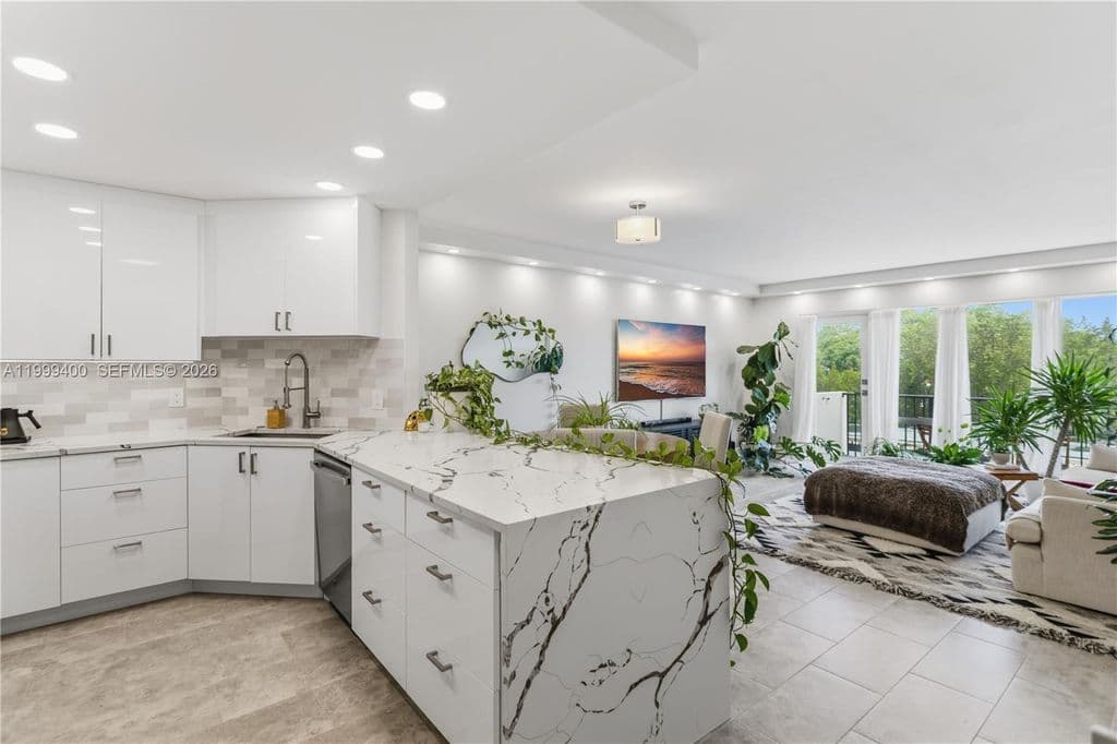 1+1 Condo — 340 Sunset Dr APT 407