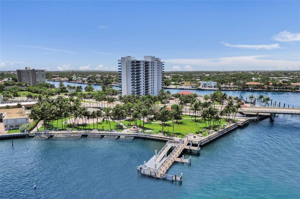 2-bedroom Condo — 2639 N Riverside Dr APT 206
