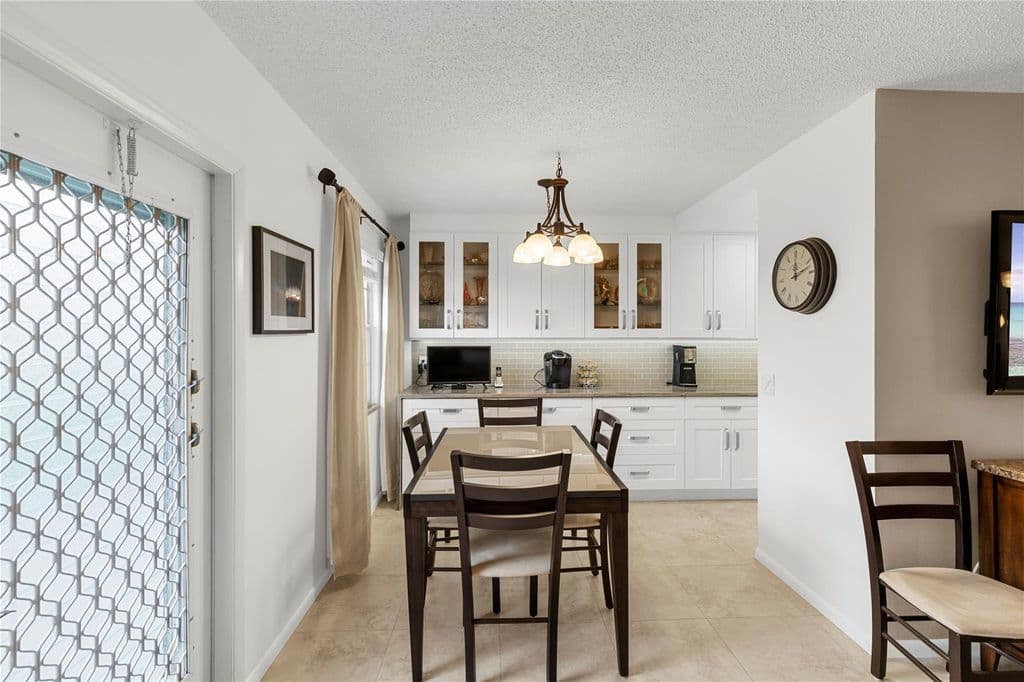 2+1 Condo — 210 Oakridge N #210