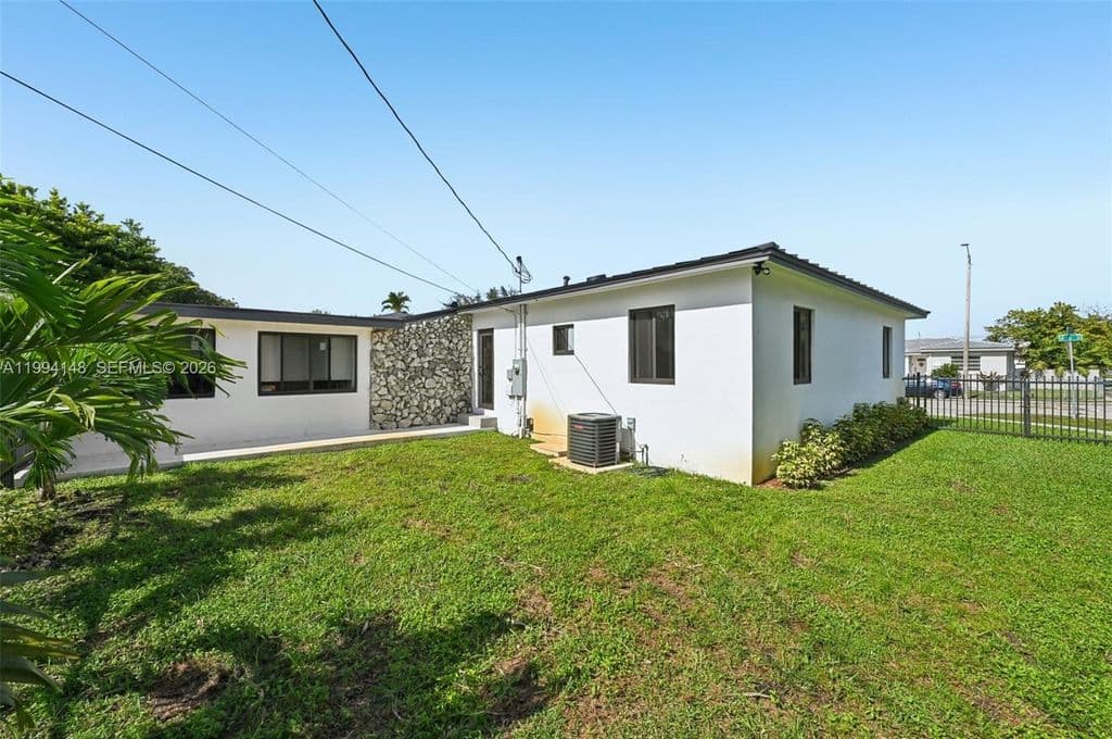 5+1 Müstakil ev — 5152 SW 6th St