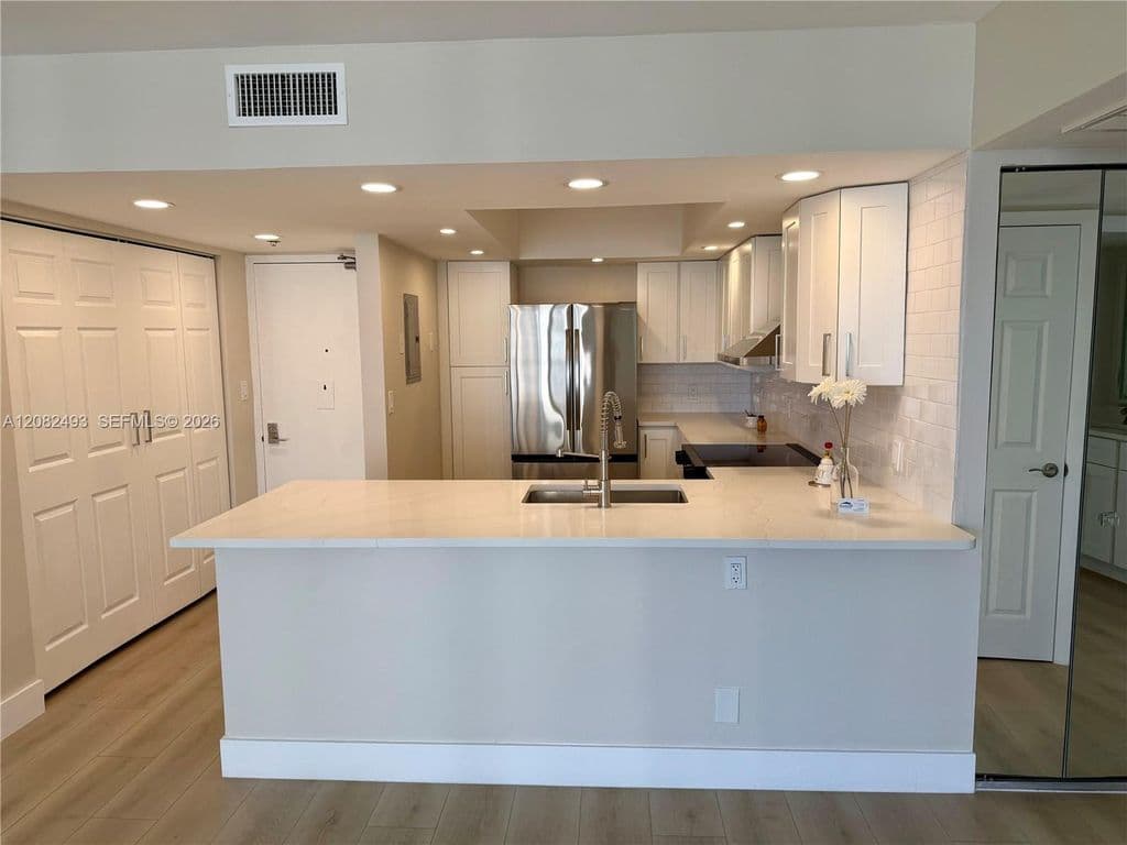 2-bedroom Condo — 20335 N Country Club Dr APT 1203