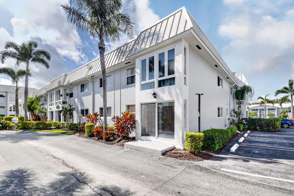 1-bedroom Condo — 32 COLONIAL CLUB Drive #102