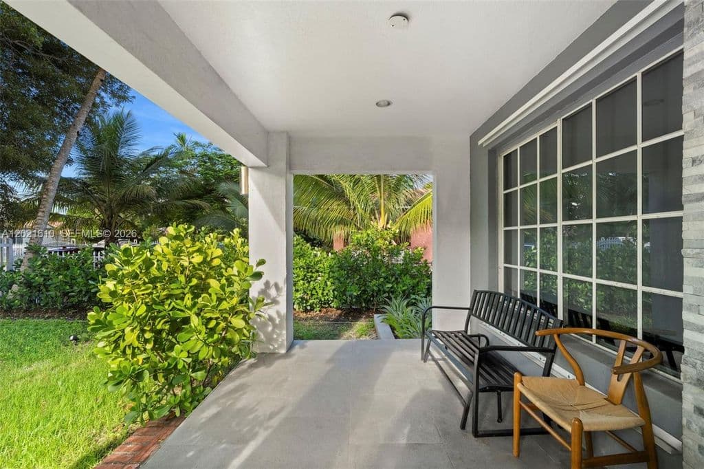 4+1 Müstakil ev — 555 NE 73rd St