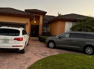 4+1 Müstakil ev — 15234 SW 140th St, Miami, 33196