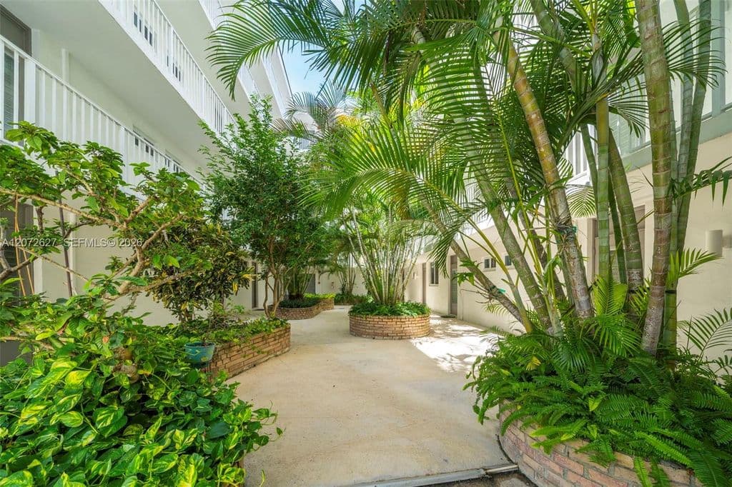 1+1 Condo — 1670 Bay Rd APT 4B