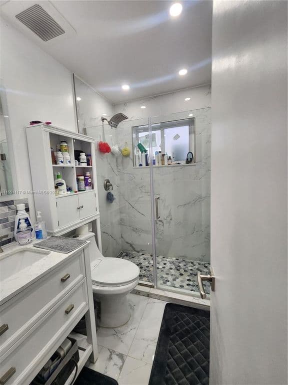 4+1 Müstakil ev — 1025 NE 13th Ave