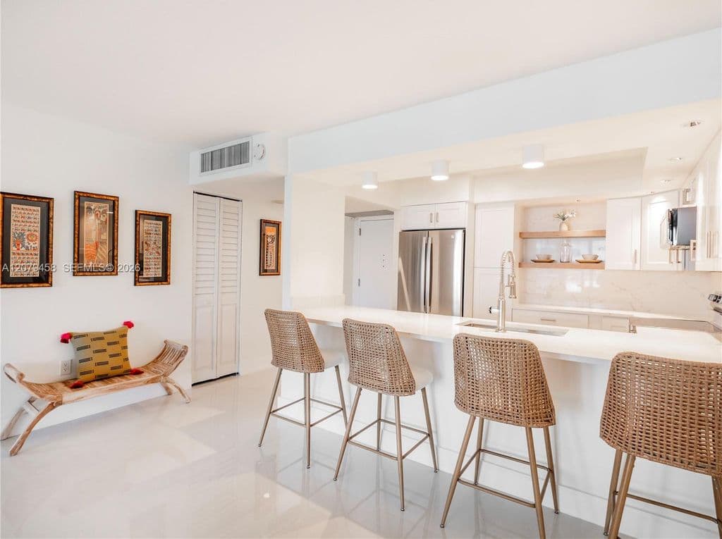 1+1 Condo — 5701 Collins Ave APT 307
