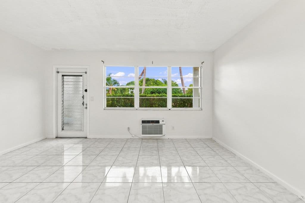 1-bedroom Condo — 310 OAKRIDGE R Court #310