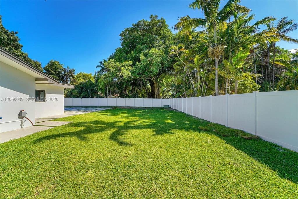 5-bedroom Single-Family Home — 8820 SW 182nd Ter