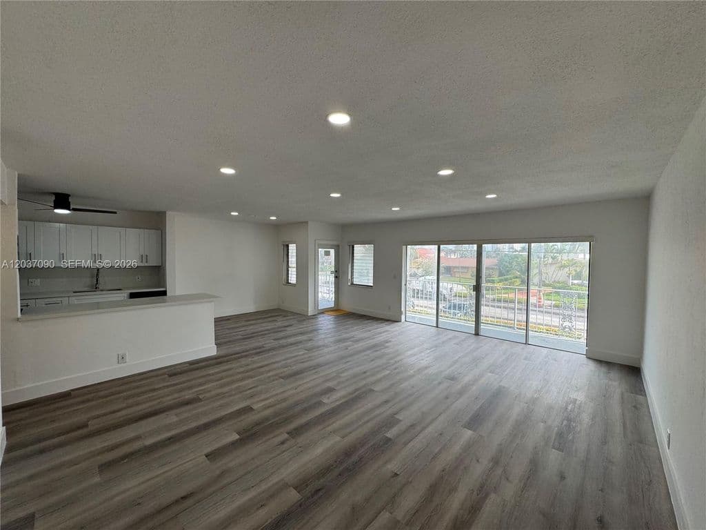 2+1 Condo — 630 Layne Blvd APT 211