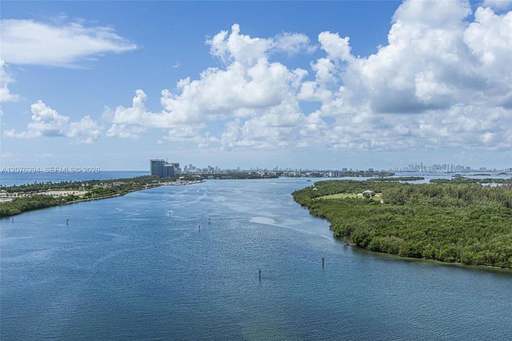2+1 Condo — 500 Bayview Dr APT 1924