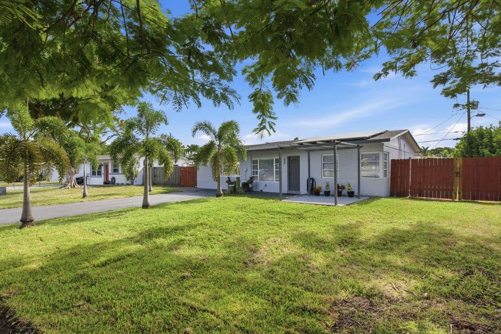 2-bedroom Single-Family Home — 2610 NE 8th Avenue