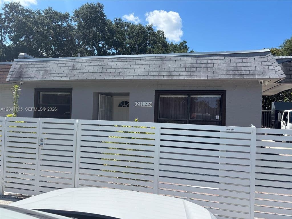 4+1 Mülk — 21122 NW 39th Ave