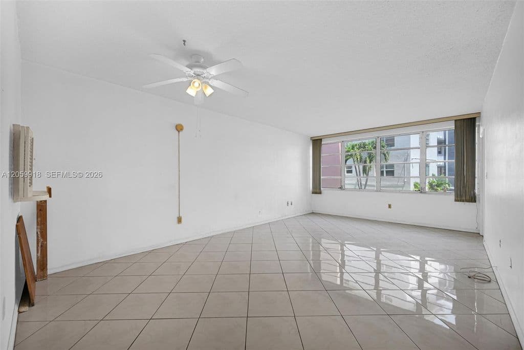 1-bedroom Condo — 18555 NE 14th Ave APT 502