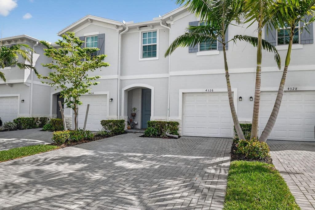 4-bedroom Property — 4326 Hammock Grove Drive