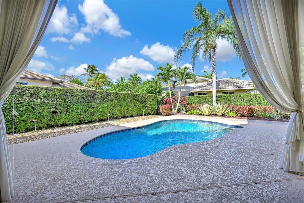 4-bedroom Single-Family Home — 2553 Jardin Mnr