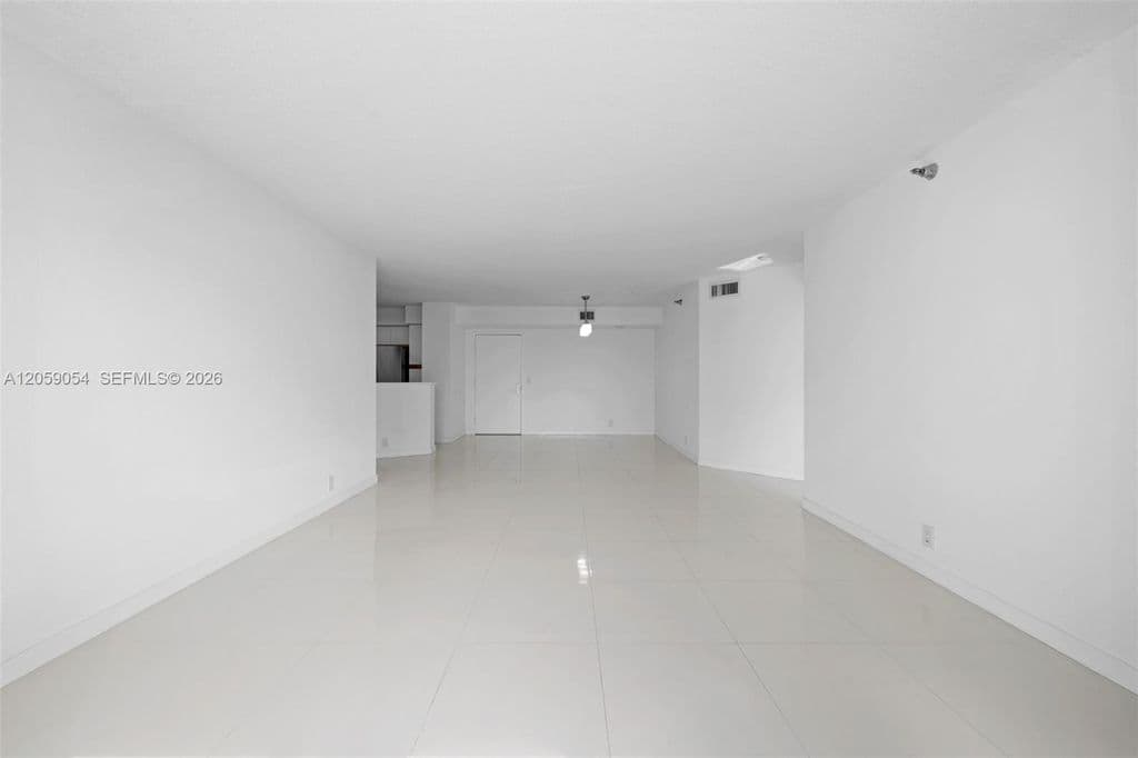 2+1 Condo — 3400 NE 192nd St APT 1910