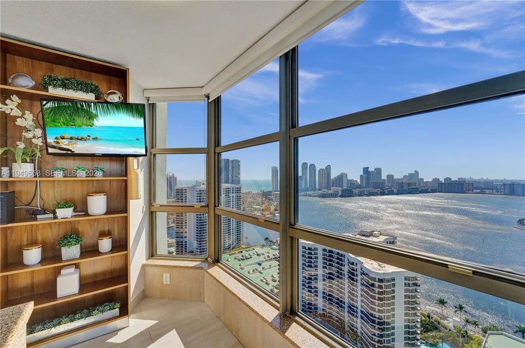 3-bedroom Condo — 3500 Mystic Pointe Dr APT 3601