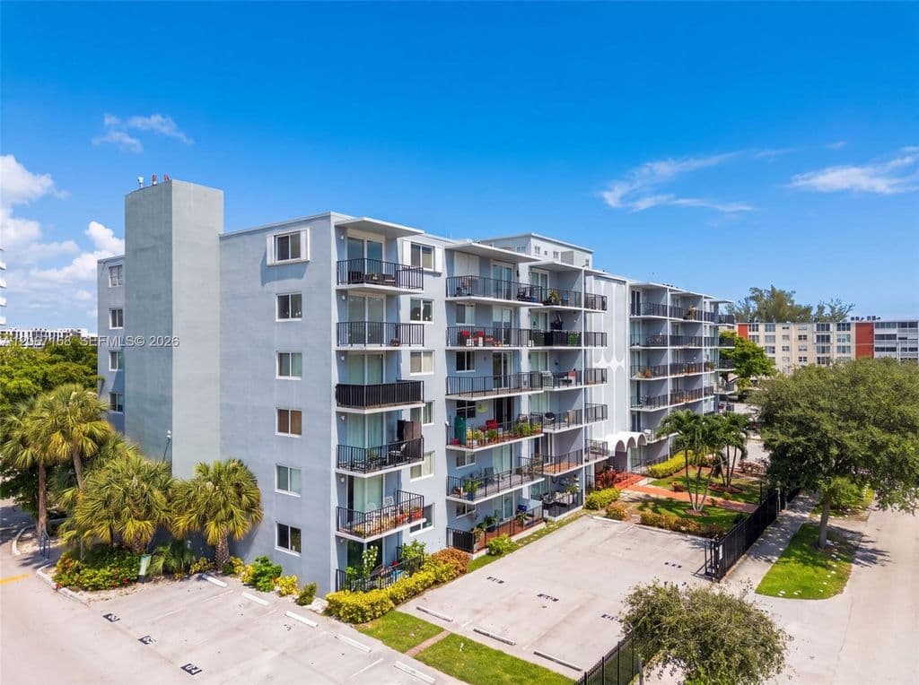 2+1 Condo — 12500 NE 15th Ave APT 306