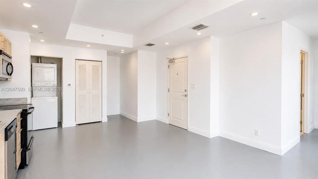 1-bedroom Condo — 111 E Flagler St APT 810
