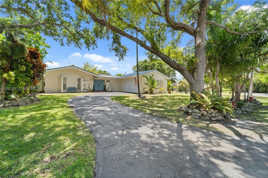 4+1 Müstakil ev — 8380 SW 186th St