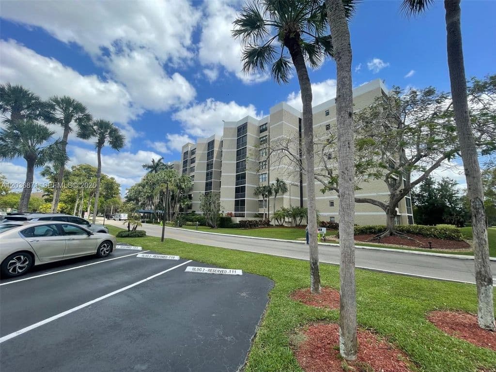 2+1 Condo — 16300 Golf Club Rd APT 508