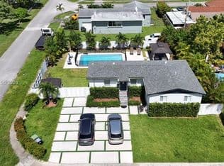 3+1 Müstakil ev — 2401 SW 83rd Ave, Miami, 33155