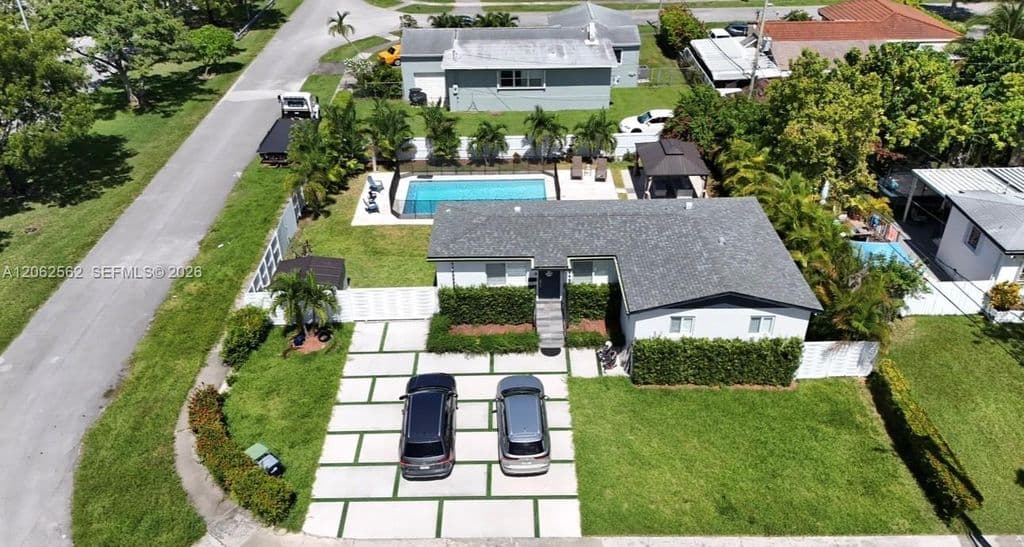 3+1 Müstakil ev — 2401 SW 83rd Ave