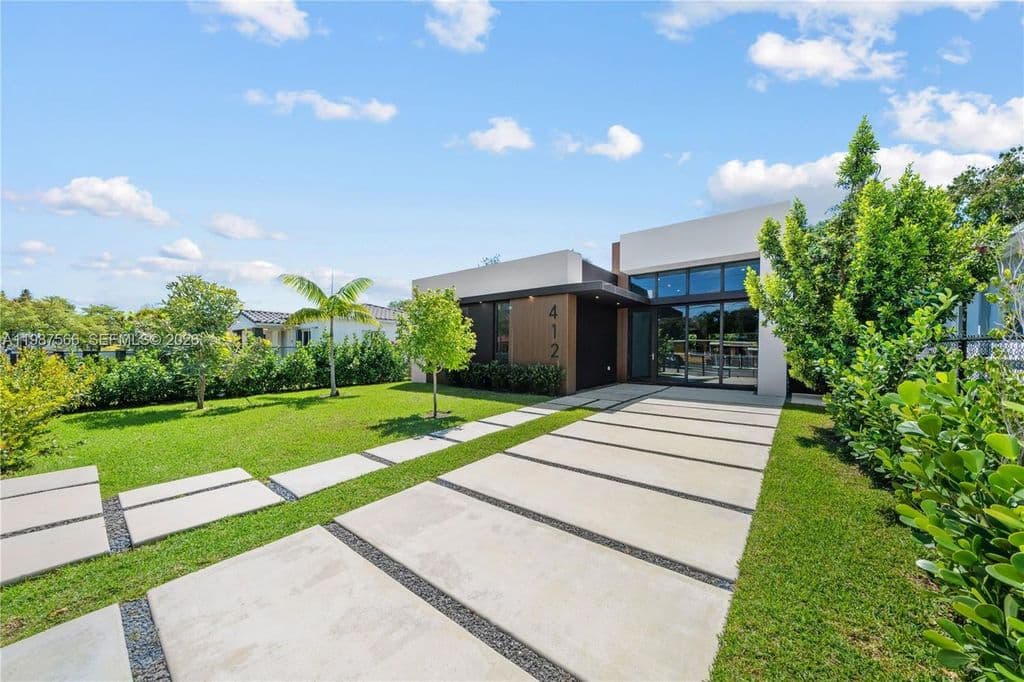 5+1 Müstakil ev — 412 NW 47th St