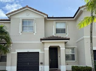4+1 Townhouse — 909 NE 42nd Ave, Homestead, 33033