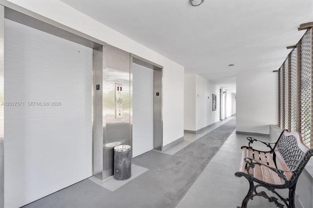 1+1 Condo — 20400 W Country Club Dr APT 214