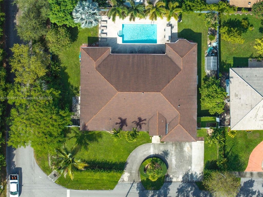 6+1 Müstakil ev — 10195 NW 26th St