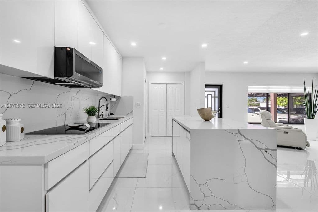 3+1 Müstakil ev — 1270 W 64th Ter