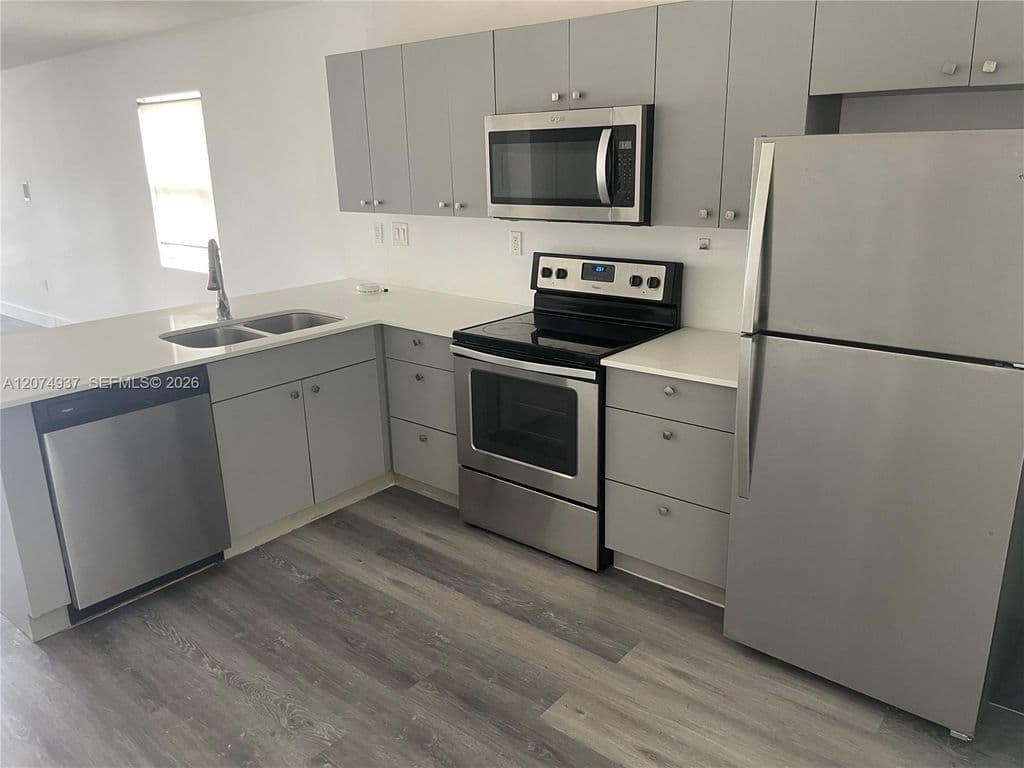 6+1 Mülk — 2290 SW 58th Ave