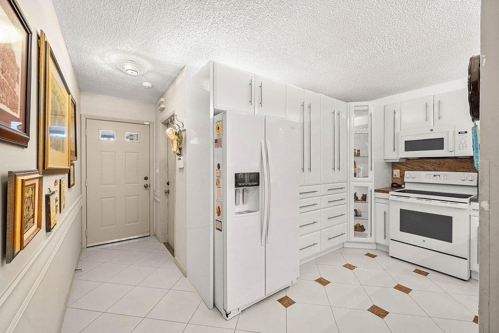 2+1 Müstakil ev — 18881 Jolson Avenue #1