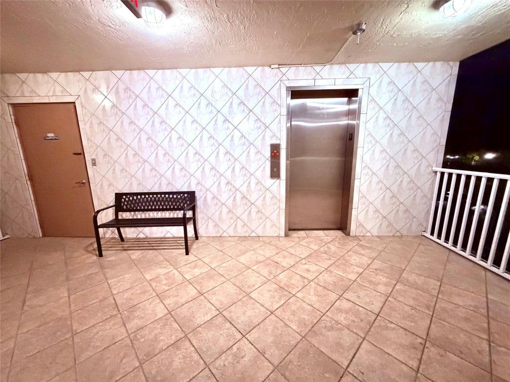 2+1 Condo — 7302 S Devon Drive #307