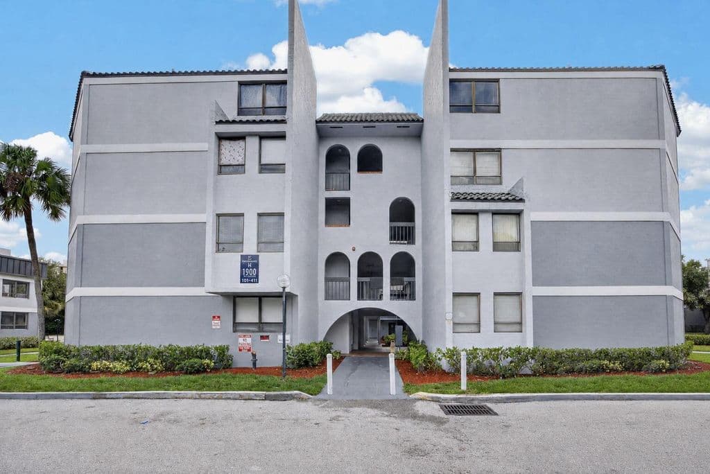 2-bedroom Condo — 1900 N CONGRESS Avenue #201