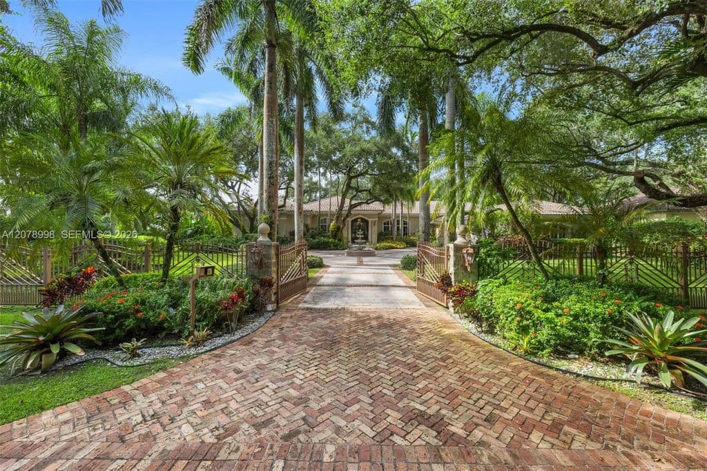 5+1 Müstakil ev — 8430 SW 98th St