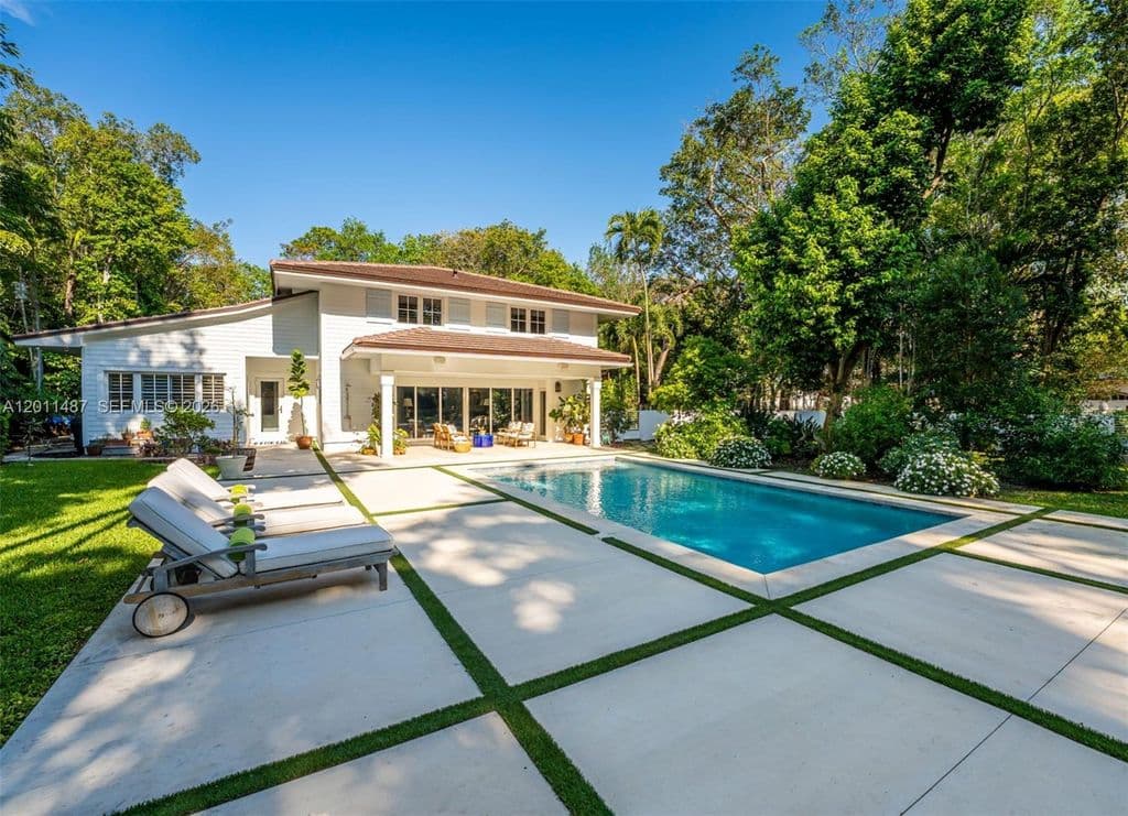 5-bedroom Single-Family Home — 4901 Hammock Park Dr