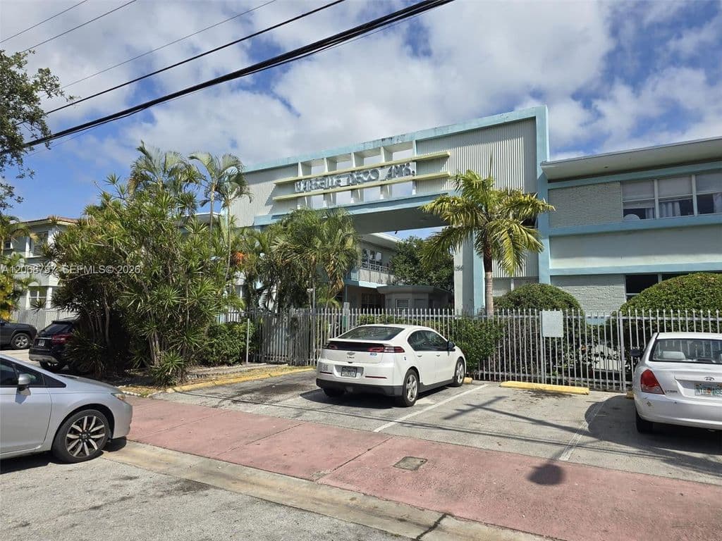 2-bedroom Condo — 1255 Marseille Dr #21