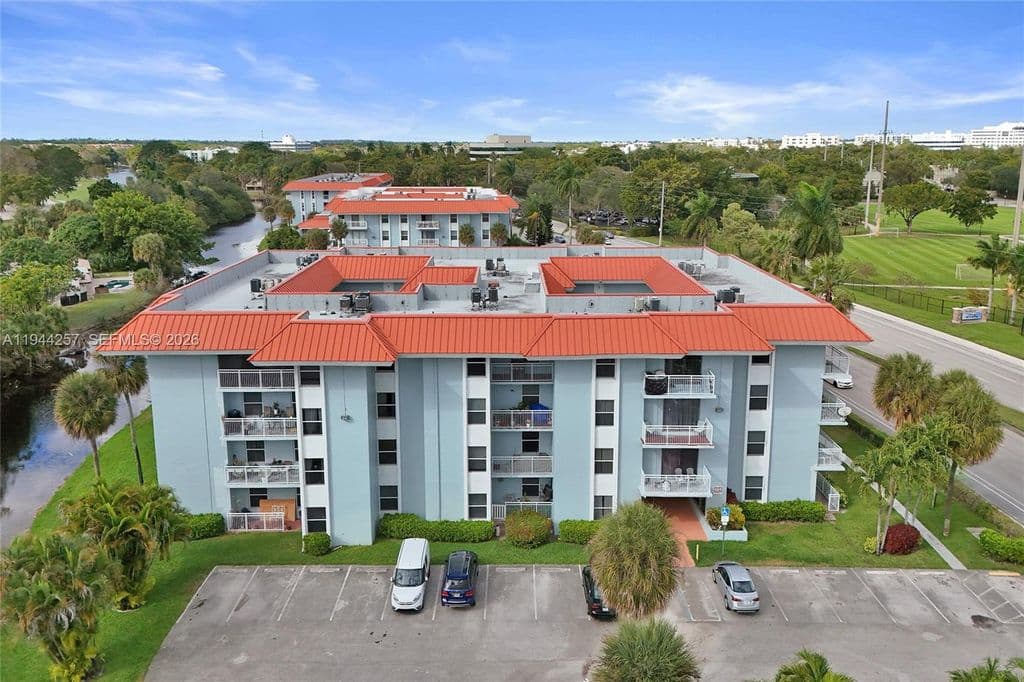 2-bedroom Condo — 505 S Pine Island Rd APT 405B