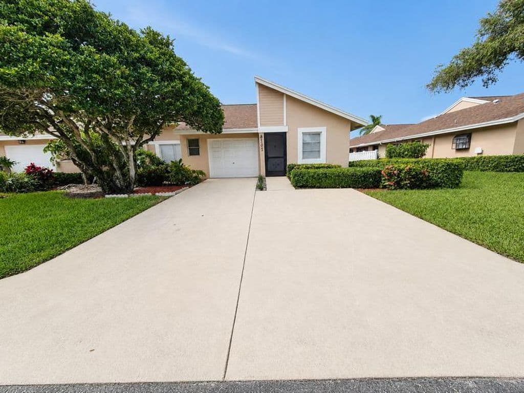 2+1 Condo — 8101 Sweetbriar Way