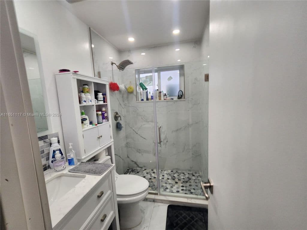 4+1 Müstakil ev — 1025 NE 13th Ave