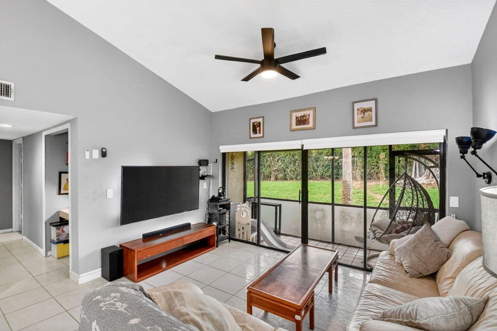 2-bedroom Condo — 14 Via De Casas Sur #104