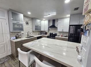 3+1 Müstakil ev — 15429 SW 92nd St, Miami, 33196
