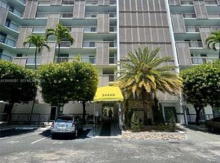 2+1 Condo — 20400 W Country Club Dr APT 608, Aventura, 33180