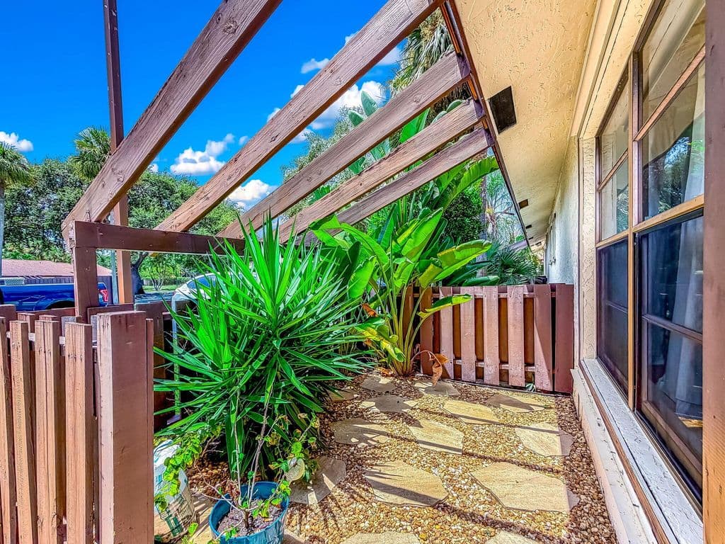 3-bedroom Condo — 39 Vía De Casas Norte