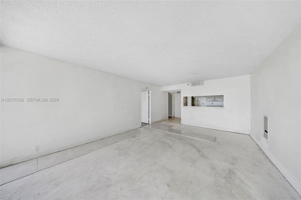 2+1 Condo — 7601 E Treasure Dr APT 609
